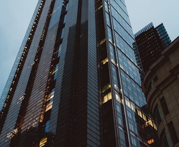 Prédios em preto e branco.
