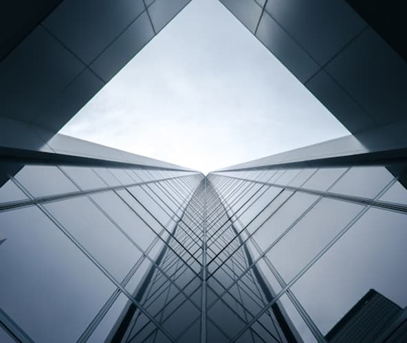 Prédio preto espelhado.