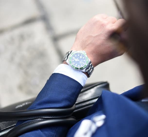 GAIOL Homem vendo as horas.