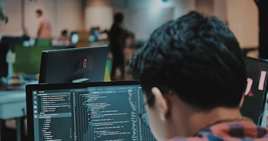 Empresa de TI Imagem de uma pessoa trabalhando no seu computador